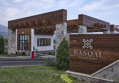 BasqalにあるBasqal Resort & SPAの地元のリゾート&スパの看板