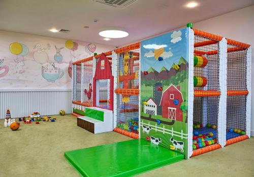 a room with a play room with a play floor and a play gym at Basqal Resort & SPA in Basqal