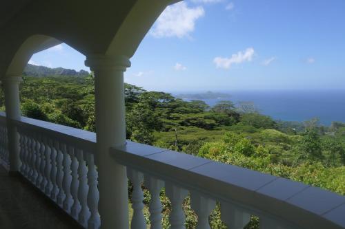 Elle comprend un balcon offrant une vue sur les montagnes. dans l'établissement Tropical Garden Self Catering, à Victoria