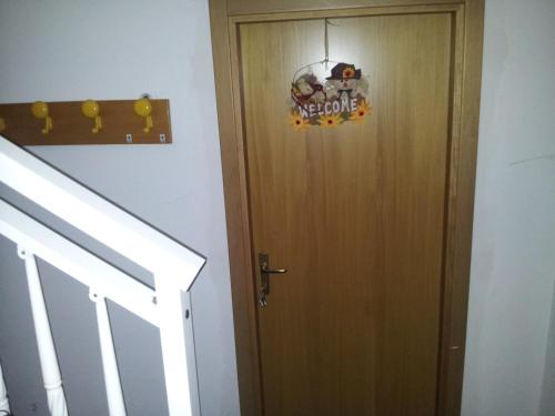 una puerta con una señal de bienvenida en una habitación en Dimora2 MGM, en Marconia