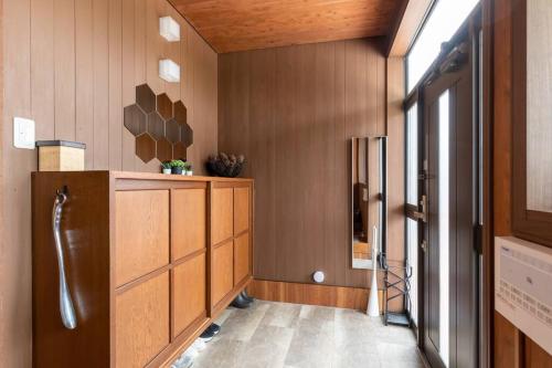 a hallway with a refrigerator in a room at オーシャニア一宮 in Ichinomiya