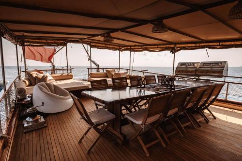 einen Essbereich auf einem Boot mit einem Tisch und Stühlen in der Unterkunft Sicily Sea Charter HANDE CAPO GALERA in Palermo