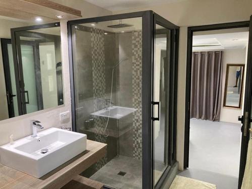 トゥルー・ドー・ドゥースにあるValmarin Seafront Apartmentsの洗面台とシャワー付きのバスルーム