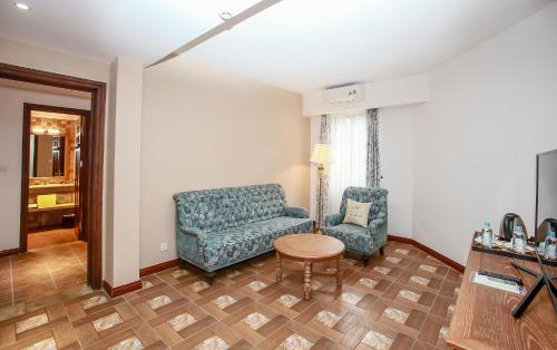 a living room with a couch and a table at Venus Hotel Tam Đảo in Tam Ðảo