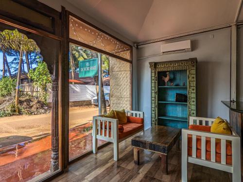 Area soggiorno di De Soul Sante Beach Resort Morjim Goa