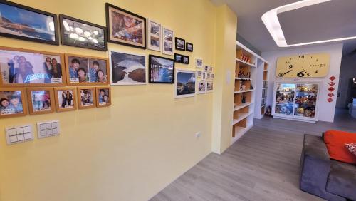 una habitación con una pared con fotos. en ChaoPingJia Fengge Guesthouse, en Wujie