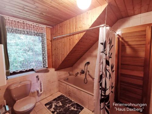 a bathroom with a tub and a toilet and a sink at Ferienwohnungen "Haus Daxberg" Idyllisch gelegen im Bayerischen Wald in Eppenschlag