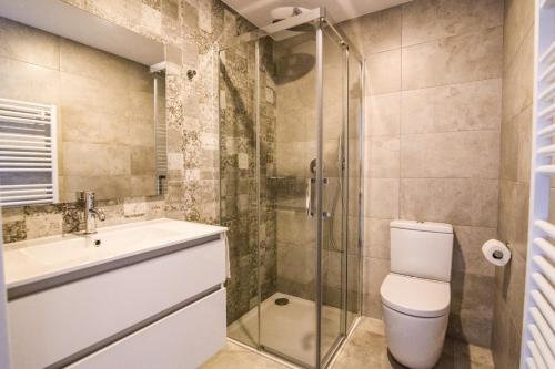y baño con ducha, aseo y lavamanos. en 3-1 Apartamento de diseño en el centro de Reus, en Reus