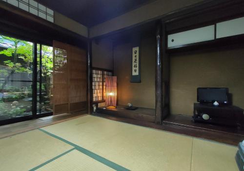 京都市にあるKyoto Shirakawa Kiraku Innのテレビと窓が備わる客室です。