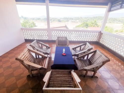 a room with a blue table and two chairs at Manilath guesthouse in Ban Houayxay