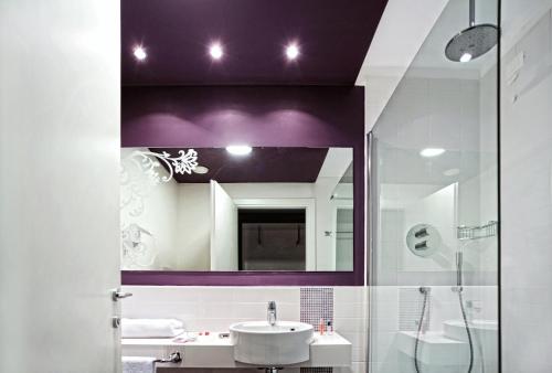 bagno con lavandino e specchio di Idea Hotel Milano Malpensa Airport a Case Nuove