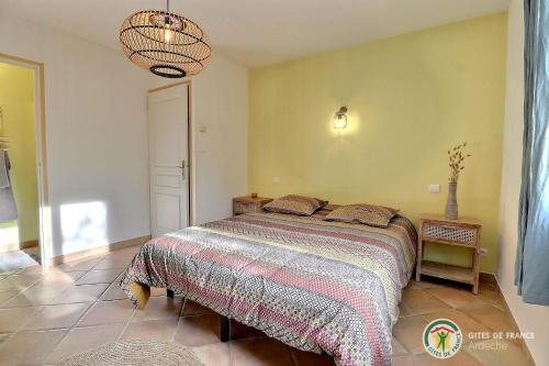 ein Schlafzimmer mit einem Bett in einem Zimmer in der Unterkunft Les Terrasses de Saint-Alban in Saint Alban Auriolles