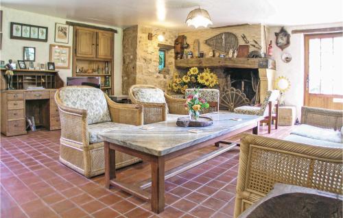 Χώρος καθιστικού στο Beautiful Home In Monpazier