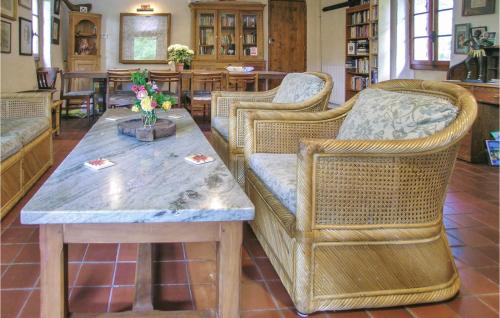 un groupe de chaises et de tables en osier dans une pièce dans l'établissement Beautiful Home In Monpazier, à Monpazier