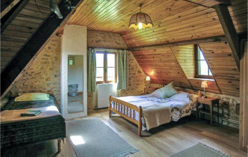 ein Schlafzimmer mit einem Bett in einer Holzhütte in der Unterkunft Amazing Home In Monpazier With 4 Bedrooms, Wifi And Private Swimming Pool in Monpazier