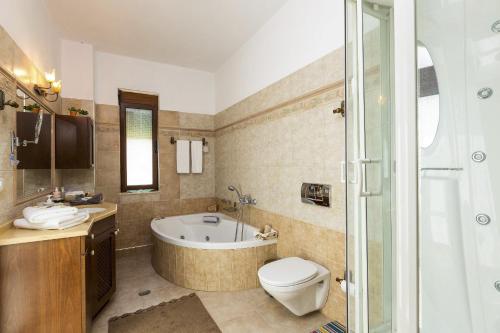 Ένα μπάνιο στο Villa Natura - With Private Heated Pool