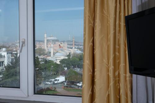 イスタンブールにあるハリ ホテルの市街の景色を望む窓