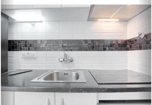 uma cozinha com um lavatório e uma bancada em One Bedroom Flat in Fenals Lloret de Mar for 4 People em Lloret de Mar