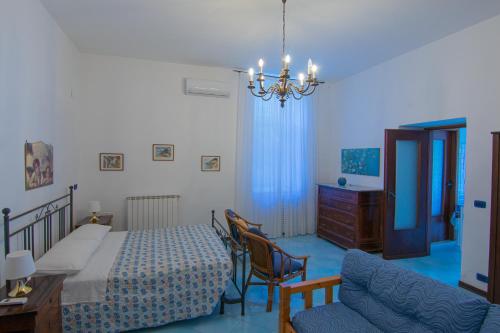 ポンツァにあるPonza Holiday Homes - Santa Mariaのベッドルーム1室(ベッド1台、テーブル、椅子付)