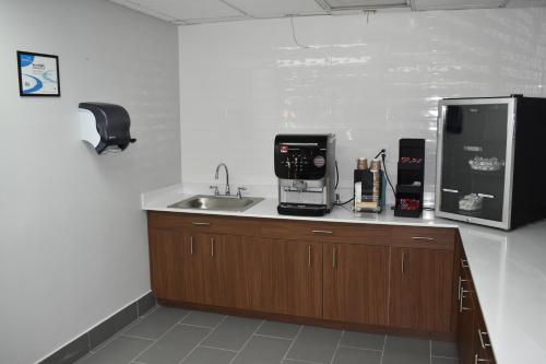Microtel Inn & Suites by Wyndham Stockbridge/Atlanta I-75にあるキッチンまたは簡易キッチン