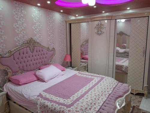 Кровать или кровати в номере luxury apartment شقه فخمه بالاسكندرية