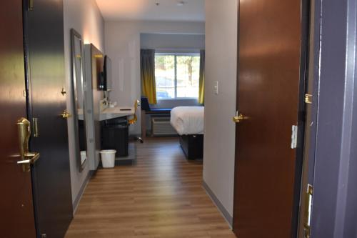 Microtel Inn & Suites by Wyndham Stockbridge/Atlanta I-75にあるベッド