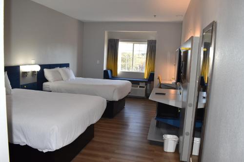 Microtel Inn & Suites by Wyndham Stockbridge/Atlanta I-75にあるベッド