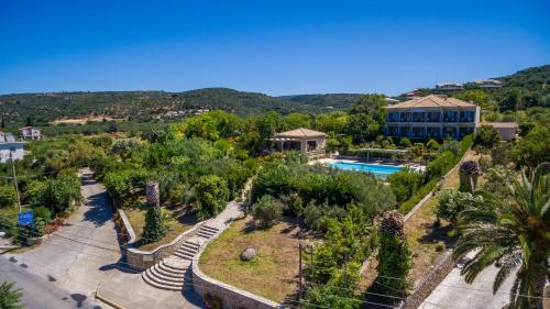 una vista aérea de un complejo con piscina en Spiti Marias by Thanos Village, en Gialova