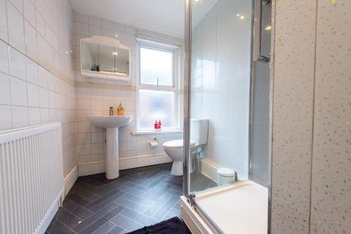 利物浦的住宿－CYPRUS，浴室配有卫生间、盥洗盆和淋浴。