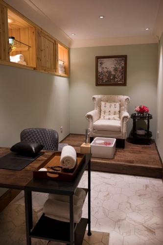 Ruang duduk di The Whispering Pine Lodge