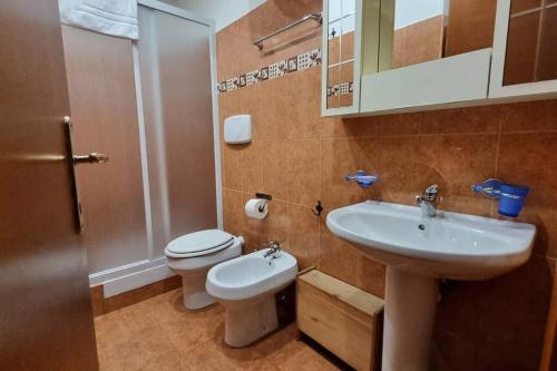 La salle de bains est pourvue d'un lavabo et de toilettes. dans l'établissement Tiburtina Home, à Rome