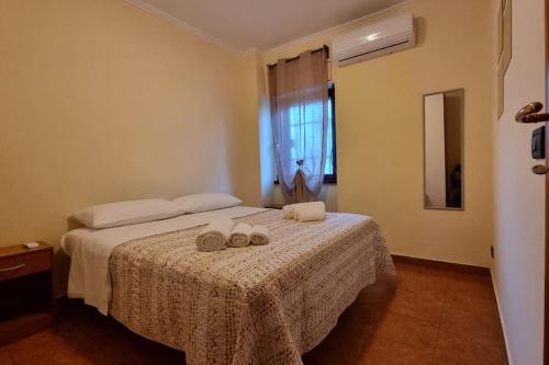 um quarto com uma cama com duas toalhas em Tiburtina Home em Roma