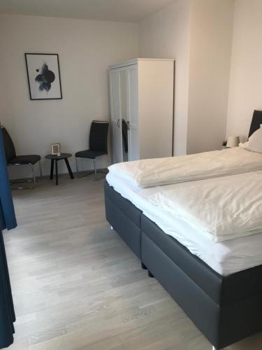een slaapkamer met een bed en 2 stoelen en een tafel bij Apartment Premium in Praag