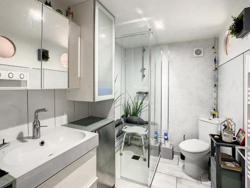 ein Bad mit einem Waschbecken und einem WC in der Unterkunft Neptune in Royan