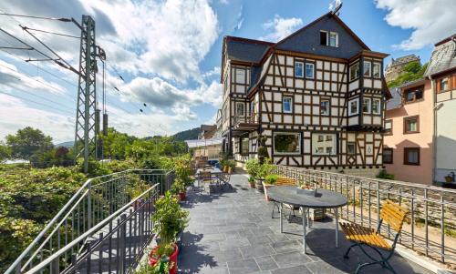 バッハラッハにあるRhein Hotel Bacharachのバルコニー(テーブル、椅子付)