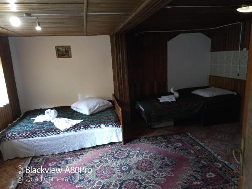 ザルネシュティにあるPensiunea Irina 3の小さなベッドルーム(ベッド1台、鏡付)