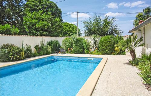 une piscine dans l'arrière-cour d'une maison dans l'établissement Stunning Home In Cézac, à Marcamps