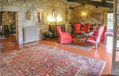 un salon avec des chaises rouges et une table dans l'établissement Stunning Home In Cézac, à Marcamps