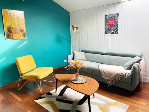 un salon avec un canapé, une table et des chaises dans l'établissement Studio de charme au coeur de Cannes 2 min plage et 10 Congrés, à Cannes