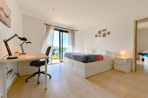 1 dormitorio con cama, escritorio y escritorio en Villa à l'entrée de Porticcio - Piscine - Vue dégagée, en Cauro
