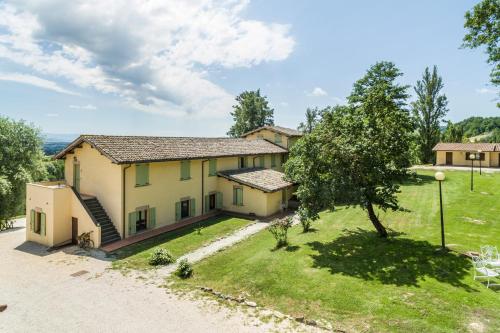 uma vista exterior de uma casa em Abadia Farneto em Gubbio