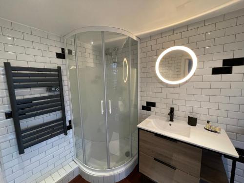 une salle de bain avec douche et lavabo dans l'établissement Studio de charme au coeur de Cannes 2 min plage et 10 Congrés, à Cannes