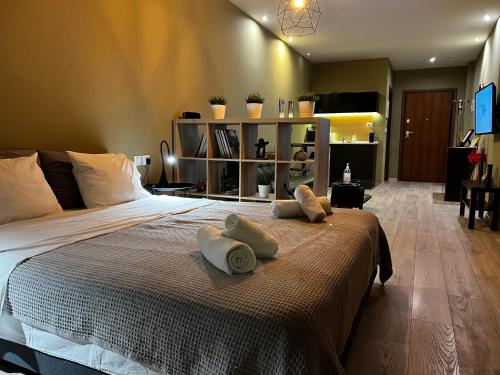 een slaapkamer met een bed met handdoeken erop bij DISTRiCT 01-Luxury Urban Lofts in Thessaloniki