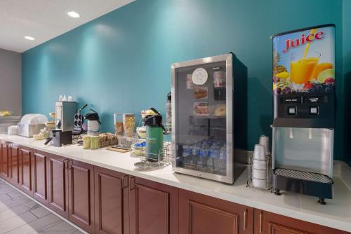 un bancone con frigorifero in un negozio di Quality Inn Thomasville-Northpark a Thomasville