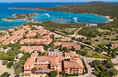 uma vista aérea de uma casa perto da água em Residence a Golfo di Marinella a 450 mt dal mare em Marinella