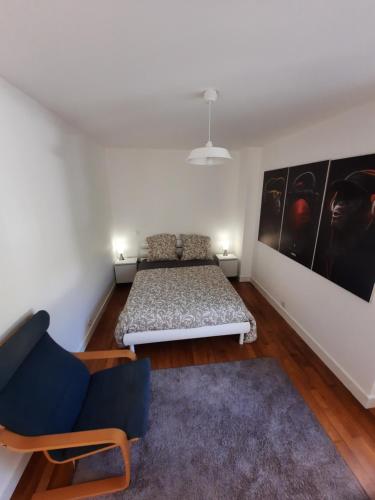 1 dormitorio con cama, sofá y alfombra en Maison Cosy en Ligugé