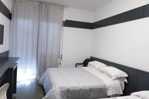 - une chambre avec un grand lit et une fenêtre dans l'établissement Hotel del Sole-Aversa, à Aversa