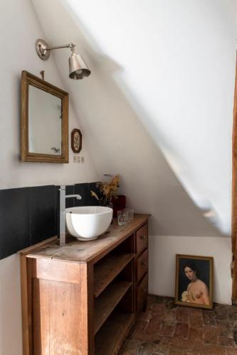 a bathroom with a sink and a mirror at Maison Séraphine - Guest house - Bed and Breakfast in Laon