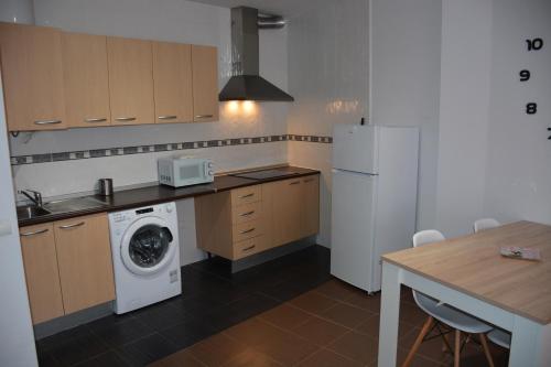 y cocina con lavadora y nevera. en Apartamento14 Ruidera AguaPlacer, en Ruidera