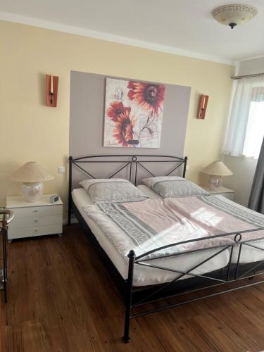 ein Schlafzimmer mit einem Bett und zwei Nachttischen und zwei Lampen in der Unterkunft Ferienwohnung Biermann in Oberammergau
